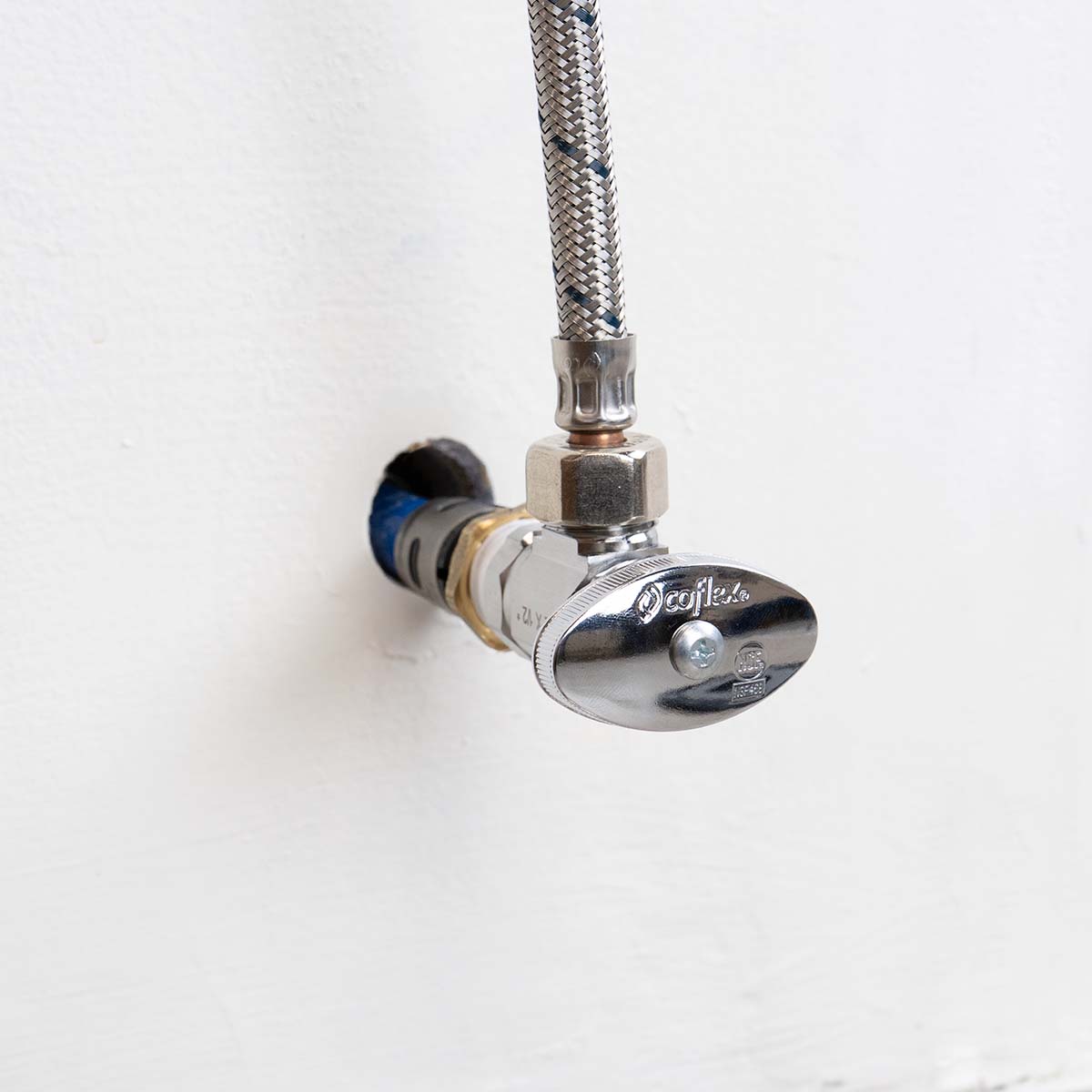 Llave de Control Angular Con Terminal Roscada IP-100